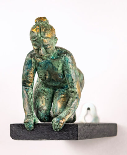 Vinst nr 14, Ylva Junfelt, På bryggan, skulptur i lufttorkande lera. Foto. Per Björkdahl